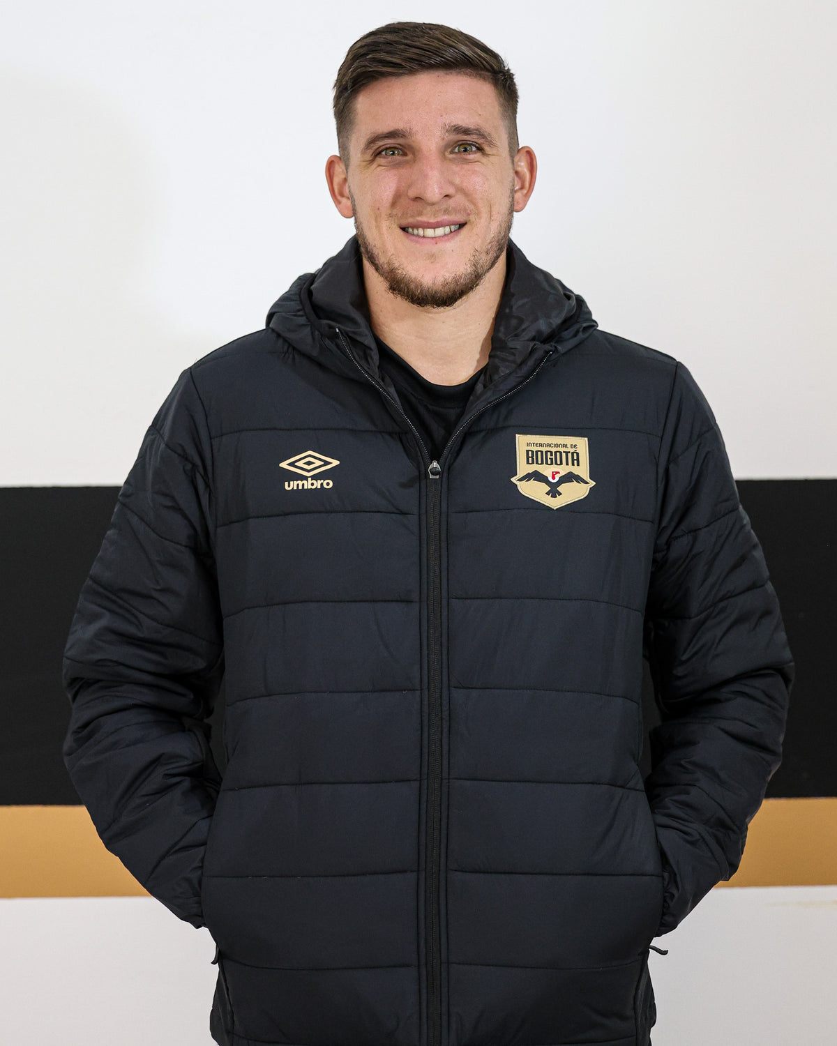 Chaqueta Umbro Hombre de presentacion Internacional de Bogotá - Negro -Fútbol |Uso Casual y Entrenamiento