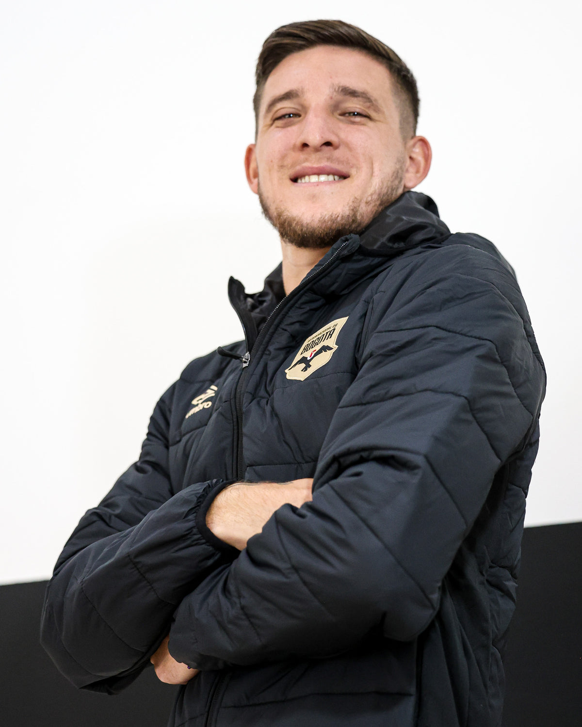¡PREVENTA! || Chaqueta Umbro Hombre de presentacion Internacional de Bogotá - Negro -Fútbol |Uso Casual y Entrenamiento