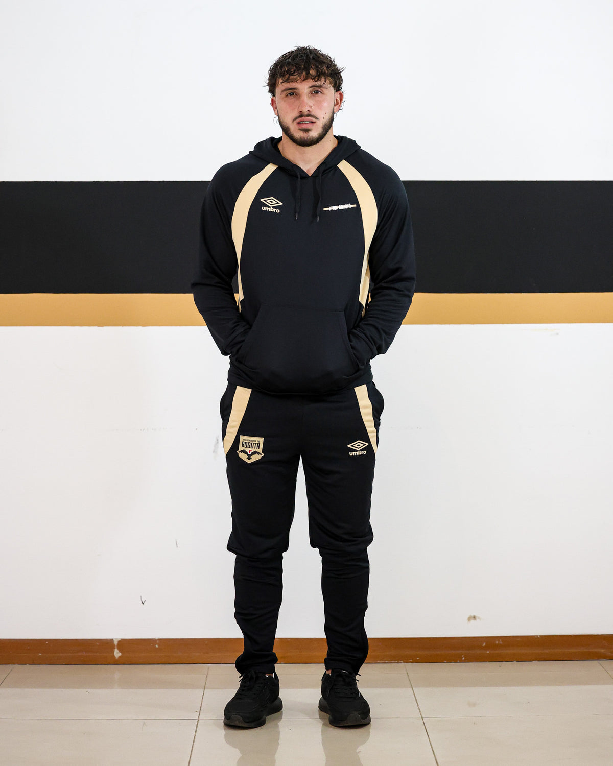 Pantalón Umbro Hombre Internacional De Bogotá - Negro - Fútbol | Uso Casual y Entrenamiento