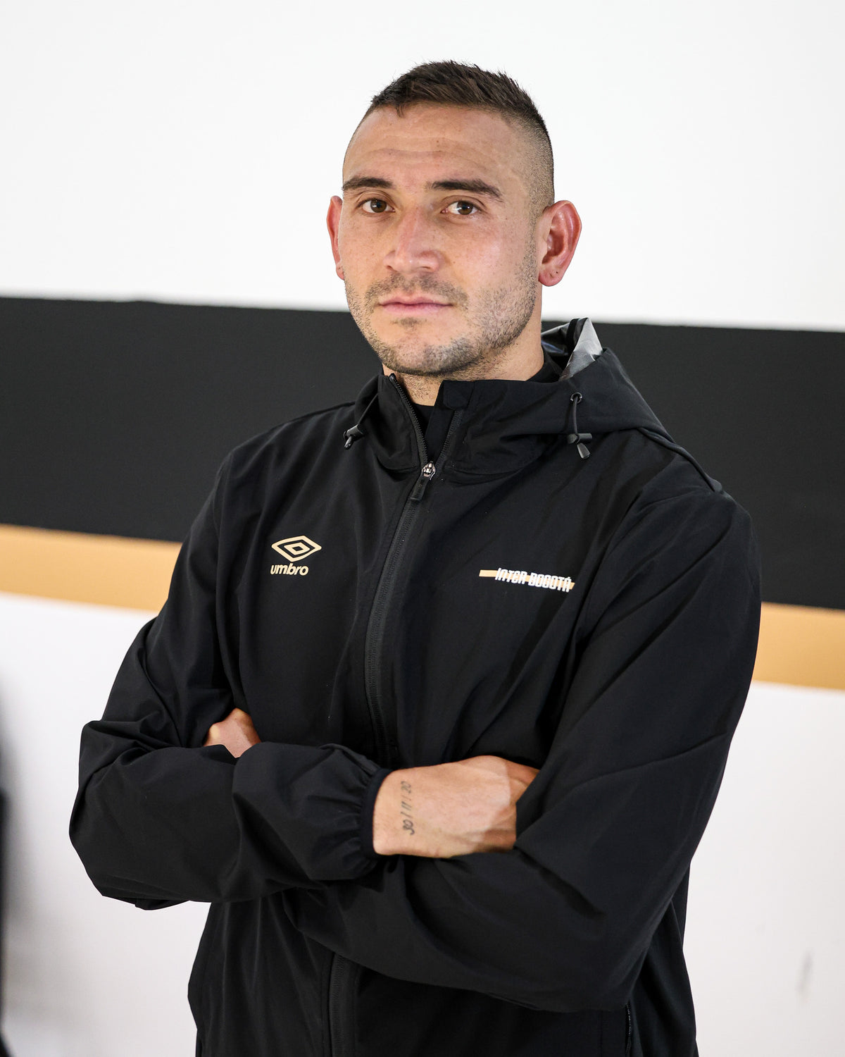 Chaqueta Umbro Hombre de Entrenamiento Internacional de Bogotá - Negro - Fútbol | Uso Casual y Entrenamiento